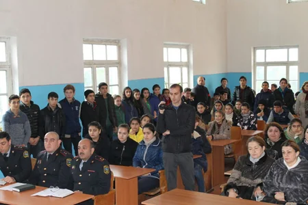 Qazaxda polis əməkdaşları ilə şagirdlər arasında görüş keçirilib