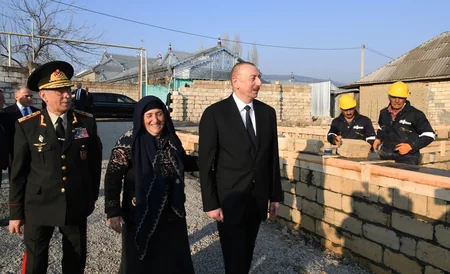 Prezident Ağsuda zəlzələnin nəticələrinin aradan qaldırılması ilə bağlı görülən işlərlə yerində tanış olub