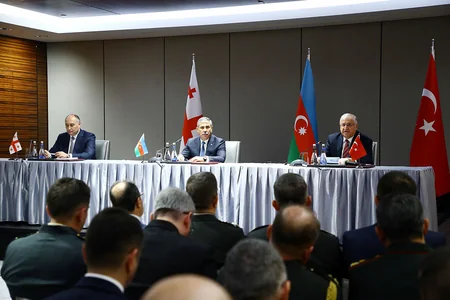 Bakıda Azərbaycan, Türkiyə və Gürcüstan müdafiə nazirlərinin görüşü keçirilib - YENİLƏNİB-3