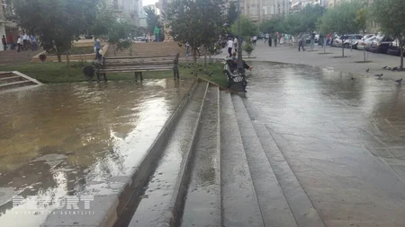 Metronun “Nizami” stansiyasının qarşısını su basıb - FOTO