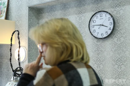 45 ilin dərzisi: Qadınlar kişilərlə müqayisədə özlərinə pul xərcləməkdə daha xəsis olurlar