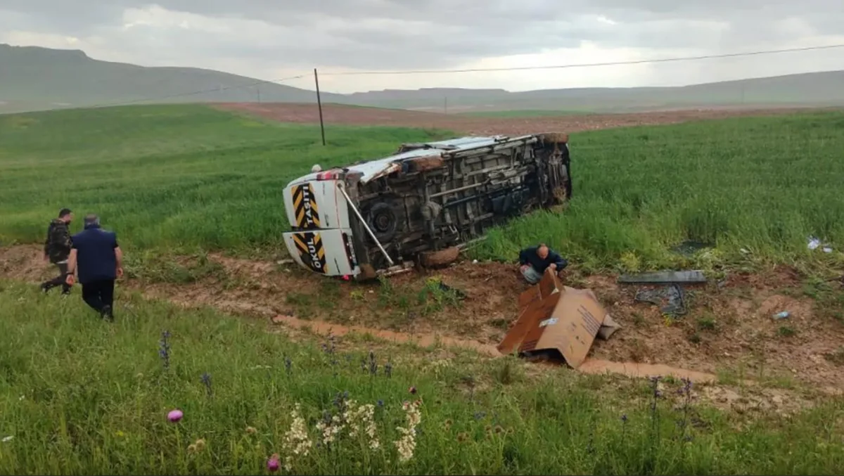 Türkiyədə mikroavtobus qəzaya uğrayıb, 13 nəfər xəsarət alıb