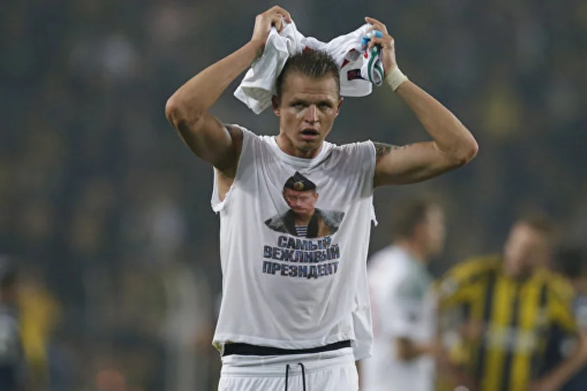 ​Türkiyədə Putinin şəkili ilə meydana çıxan futbolçu 300 min avro cərimələnib