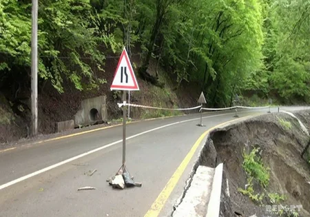 Güclü yağış Lənkəranda torpaq sürüşməsi və uçqunlara səbəb olub - FOTO