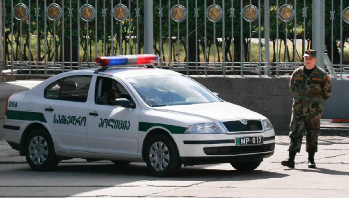 В Тбилиси задержаны эвакуировавшие машину со спящим ребенком