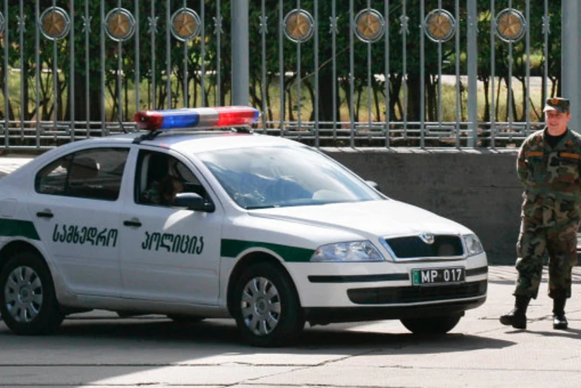 В Тбилиси задержаны эвакуировавшие машину со спящим ребенком