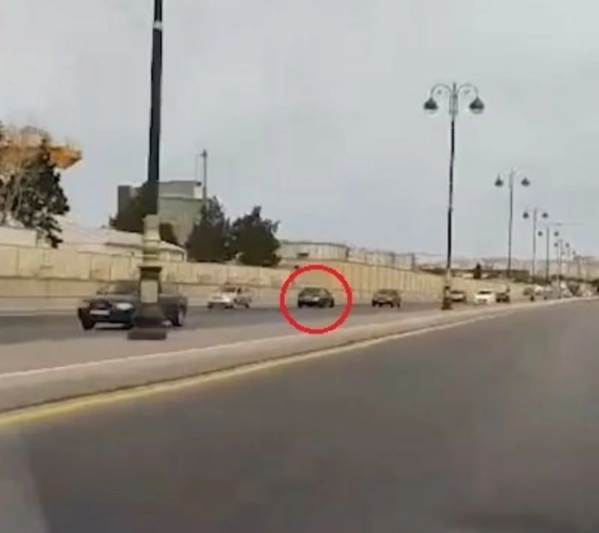 На проспекте Нобеля автомобиль передвигался по встречной полосе - ВИДЕО
