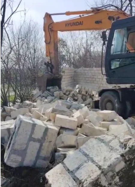 Ağcabədidə qanunsuz tikili sökülüb