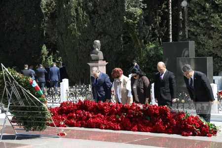 Ümummilli Lider Heydər Əliyevin xatirəsi anılır - FOTOREPORTAJ