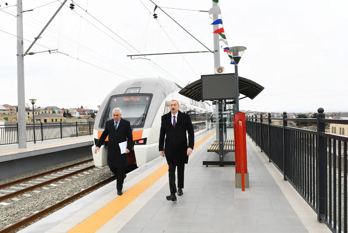 Dövlət başçısı: “Bu dəmir yolunun tikintisi şəhər nəqliyyatına da müsbət təsir göstərəcək”