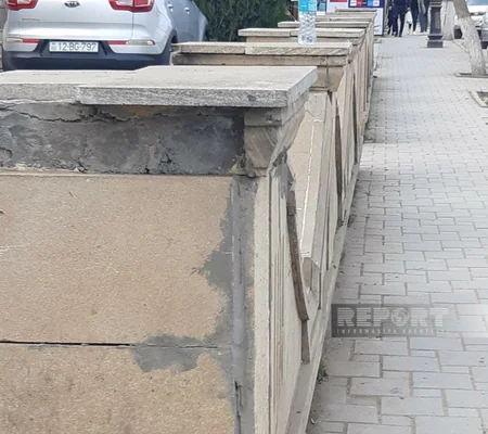 Biləsuvarda yolkənarı səkilər və istinad divarları bərbad vəziyyətə düşüb 