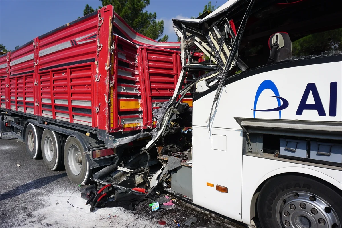 Türkiyədə sərnişin avtobusu qəzaya düşüb, 2 nəfər ölüb, 12 nəfər yaralanıb
