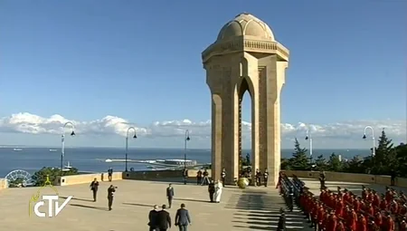 Papa Fransisk Şəhidlər xiyabanını ziyarət edib