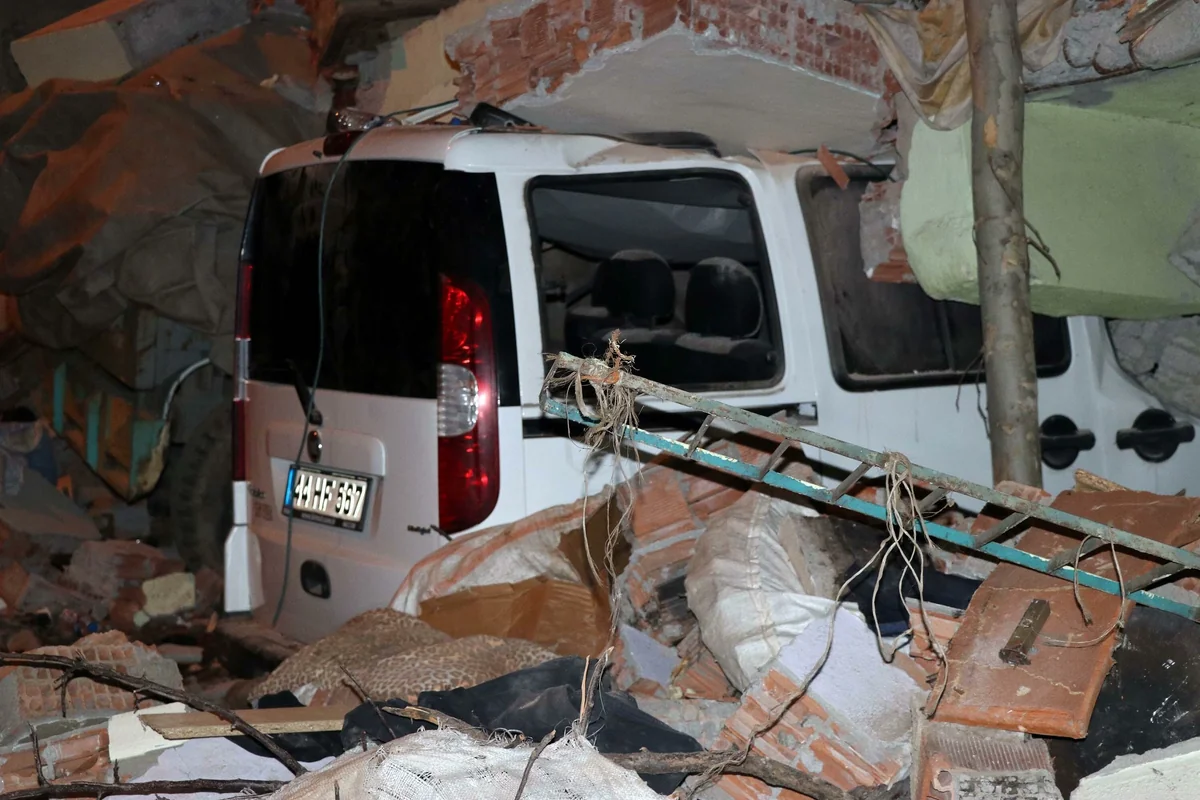 Azərbaycanlı tələbələrin Türkiyədəki zəlzələ bölgəsindən təxliyəsi üçün 2 avtobus ayrılıb