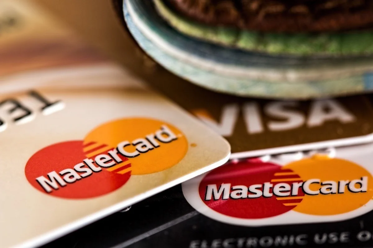 Mastercard уберет название из своего логотипа - ВИДЕО