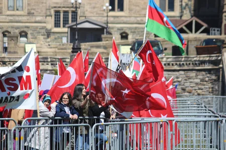​Yüzlərlə türk və azərbaycanlı Kanadada erməni soyqırımına etiraz yürüşü keçirib