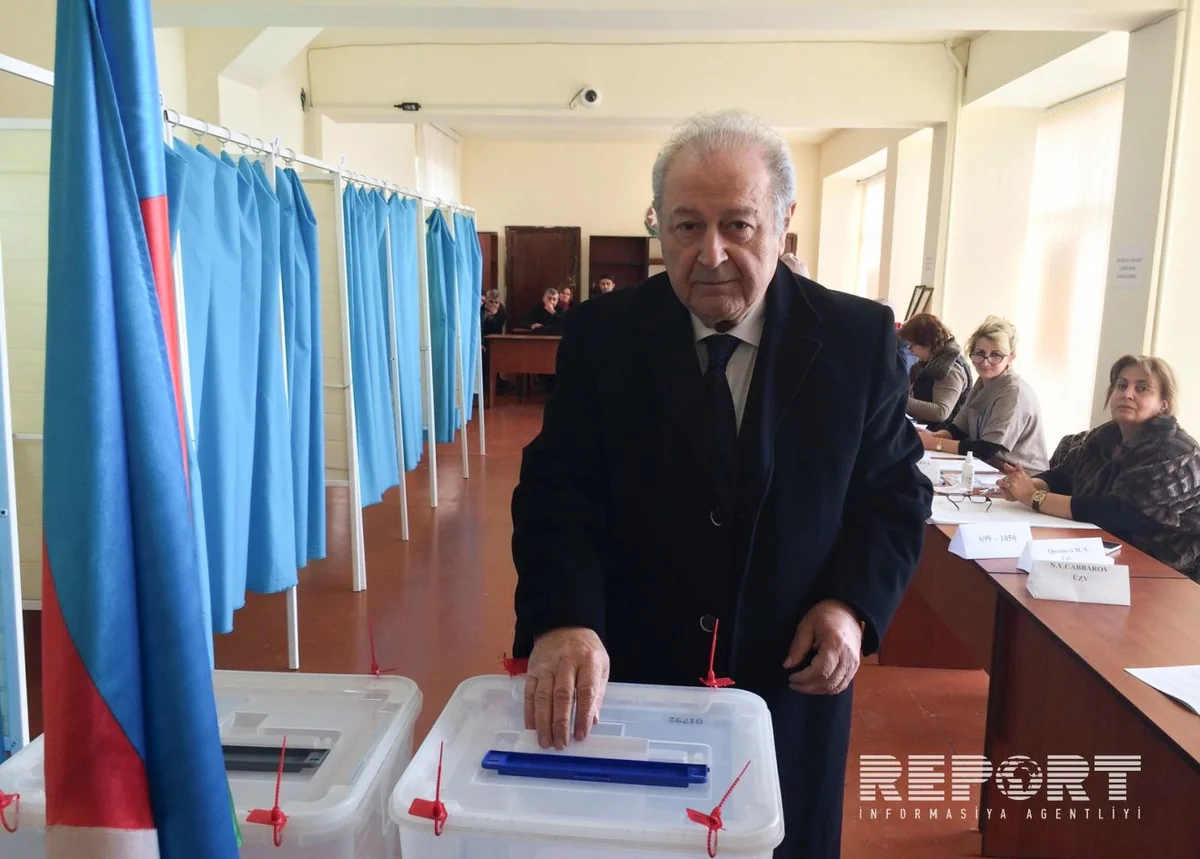 Ayaz Mütəllibov prezident seçkilərində səs verib