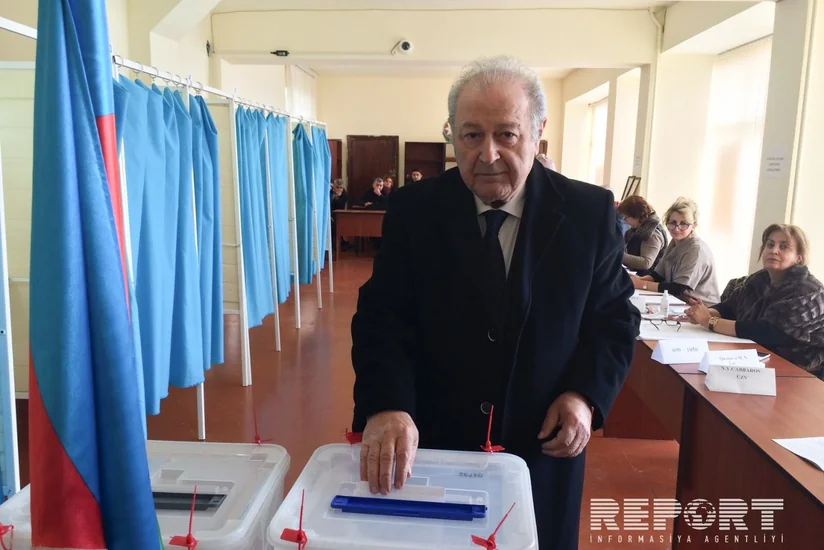 Ayaz Mütəllibov prezident seçkilərində səs verib