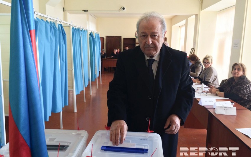Ayaz Mütəllibov prezident seçkilərində səs verib