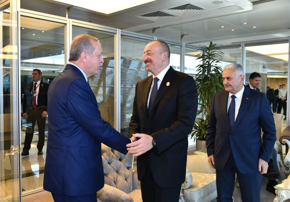 Prezident İlham Əliyev, Prezident Rəcəb Tayib Ərdoğan, 22-ci Dünya Neft Konqresində iştirak edən dövlət və hökumət başçıları arasında qısa söhbət olub