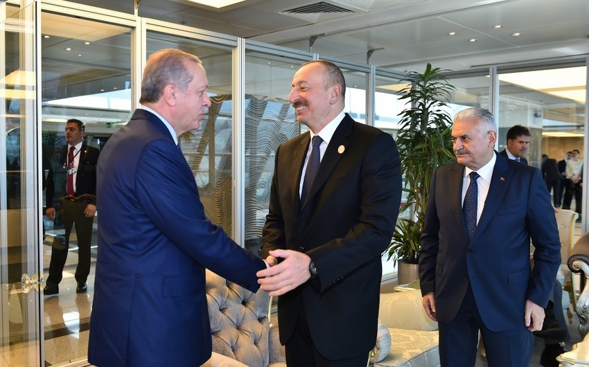 Prezident İlham Əliyev, Prezident Rəcəb Tayib Ərdoğan, 22-ci Dünya Neft Konqresində iştirak edən dövlət və hökumət başçıları arasında qısa söhbət olub