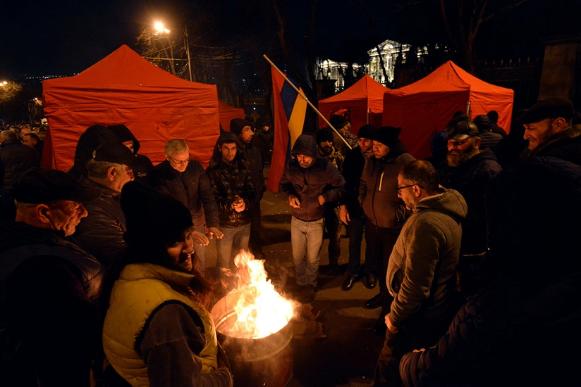 В палаточном лагере оппозиции в Ереване задержали вооруженного мужчину