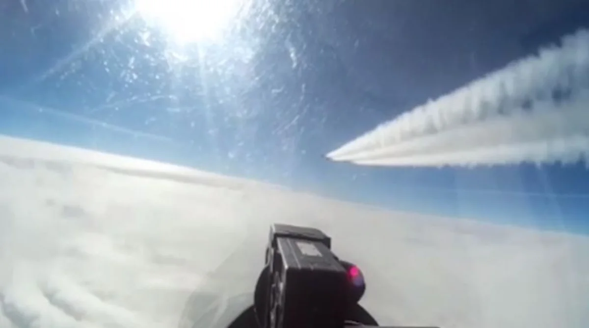Су-27 перехватил самолет-разведчик США над Балтикой - ВИДЕО