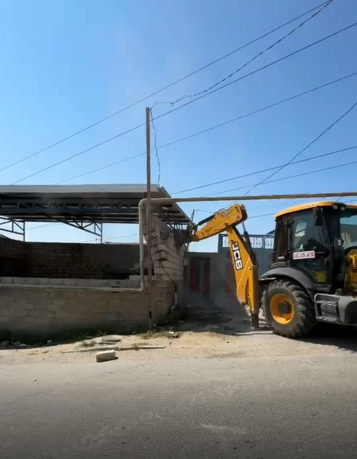 Masazırda yüksək gərginlikli elektrik xəttinin altındakı tikili sökülüb