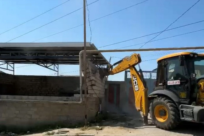 Masazırda yüksək gərginlikli elektrik xəttinin altındakı tikili sökülüb