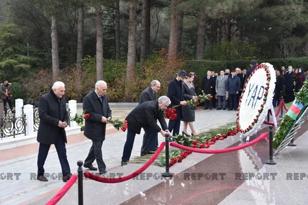 YAP rəhbərliyi ümummilli lider Heydər Əliyevin məzarını ziyarət edib