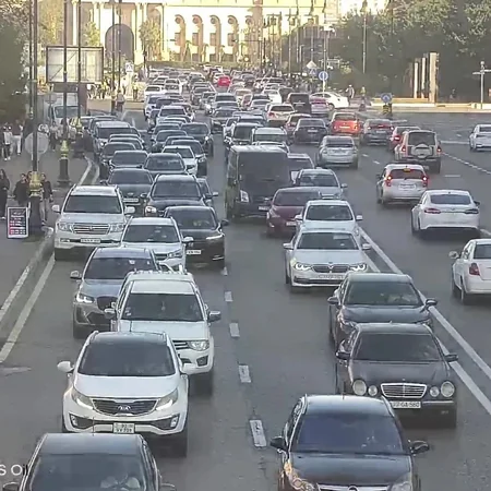 Bakının bir sıra yollarında tıxac yaranıb - SİYAHI