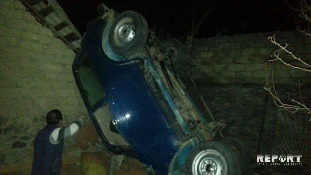 ​Qubada maşın evin üzərinə düşüb, 2 nəfər yaralanıb - FOTO