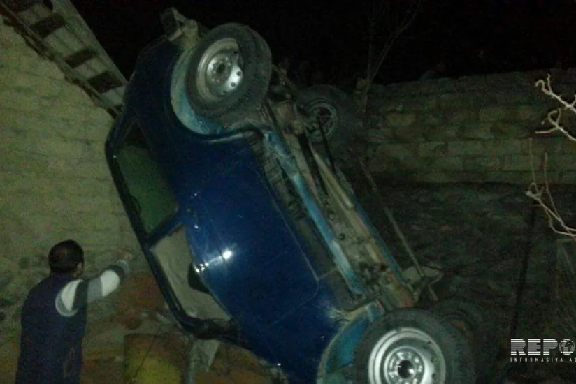 ​Qubada maşın evin üzərinə düşüb, 2 nəfər yaralanıb - FOTO