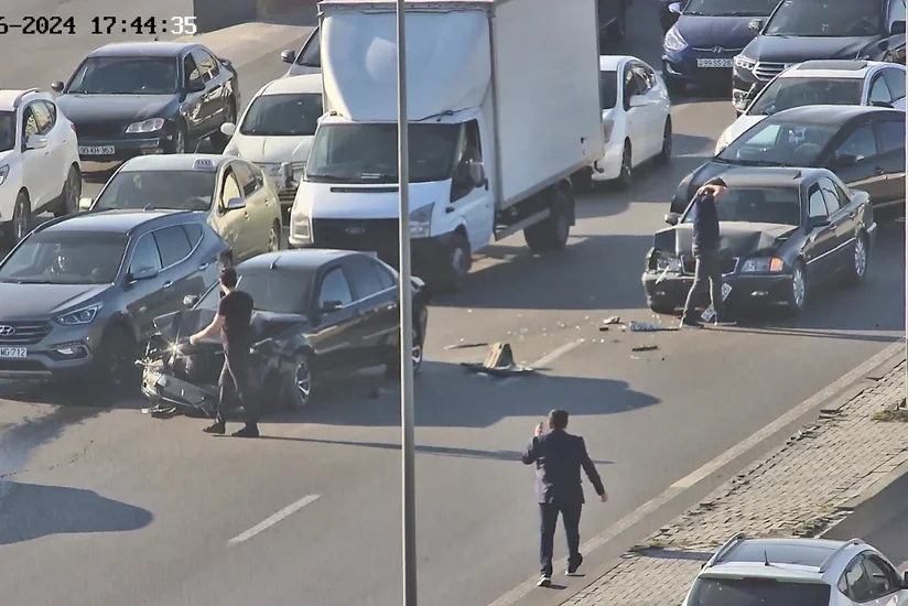 Bakıda yol qəzası sıxlığa səbəb olub