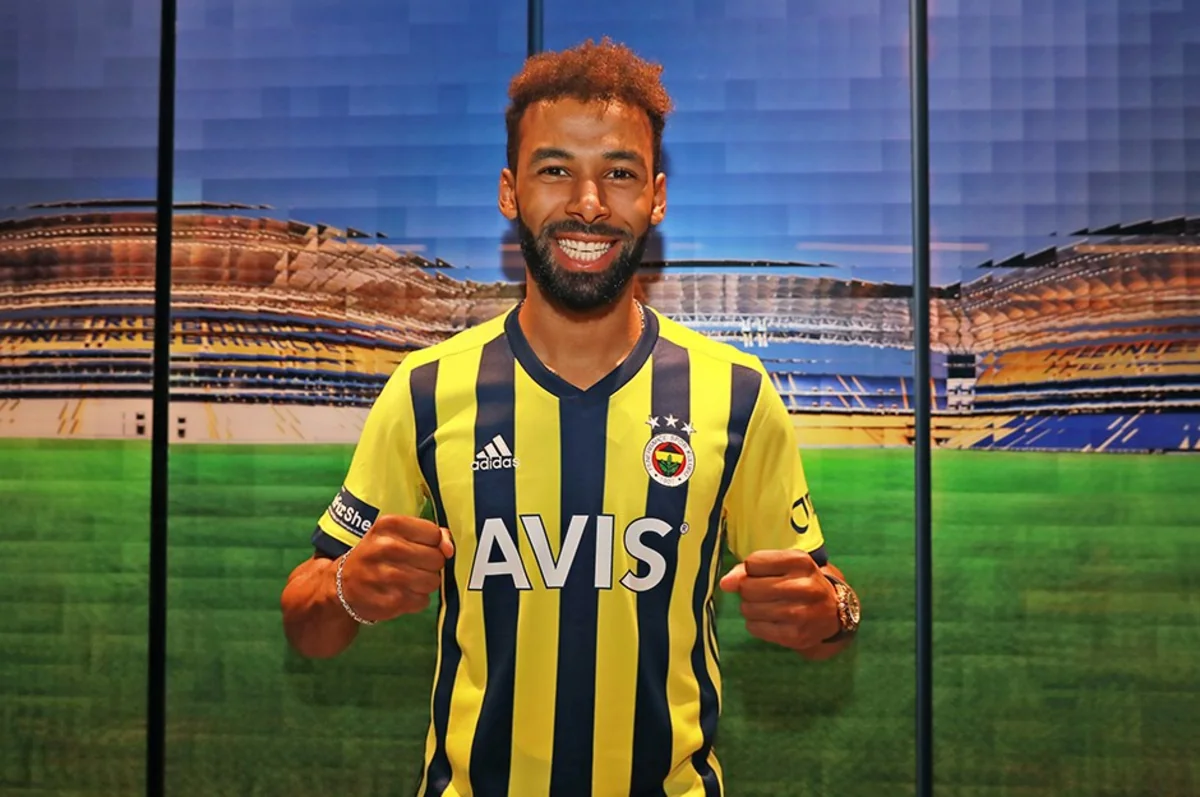 Fənərbağça Türkiyə millisinin futbolçusu ilə müqavilə bağladı