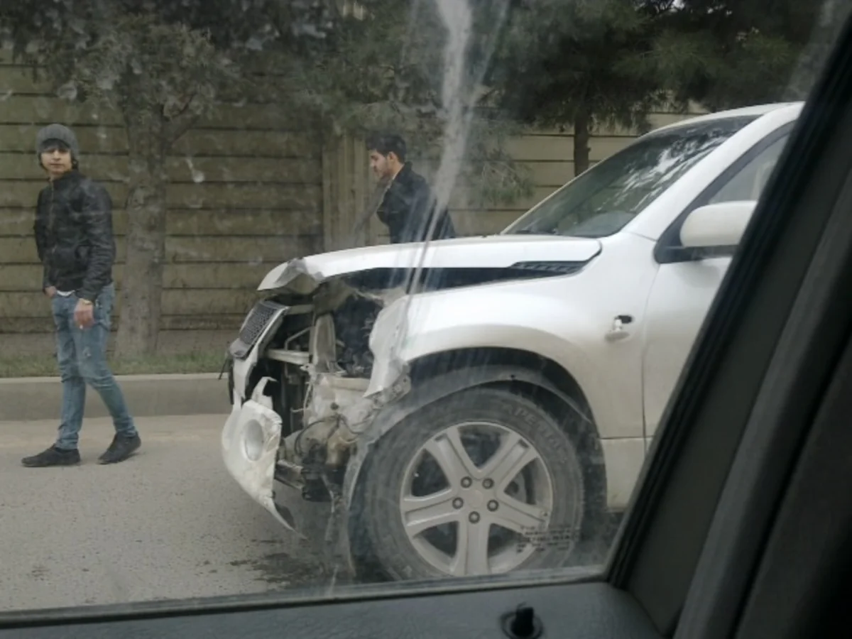 Heydər Əliyev prospektində yol-nəqliyyat hadisəsi baş verib - FOTO