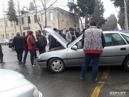 Qazaxda işıqforun qırmızı işığında hərəkət edən sürücü qəza törədib - FOTO