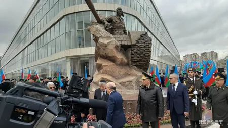 Albert Aqarunovun heykəlinin açılışı olub - VİDEO - YENİLƏNİB