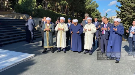 Türk Dövlətləri Təşkilatının müsəlman dini liderləri Fəxri və Şəhidlər xiyabanlarını ziyarət edib