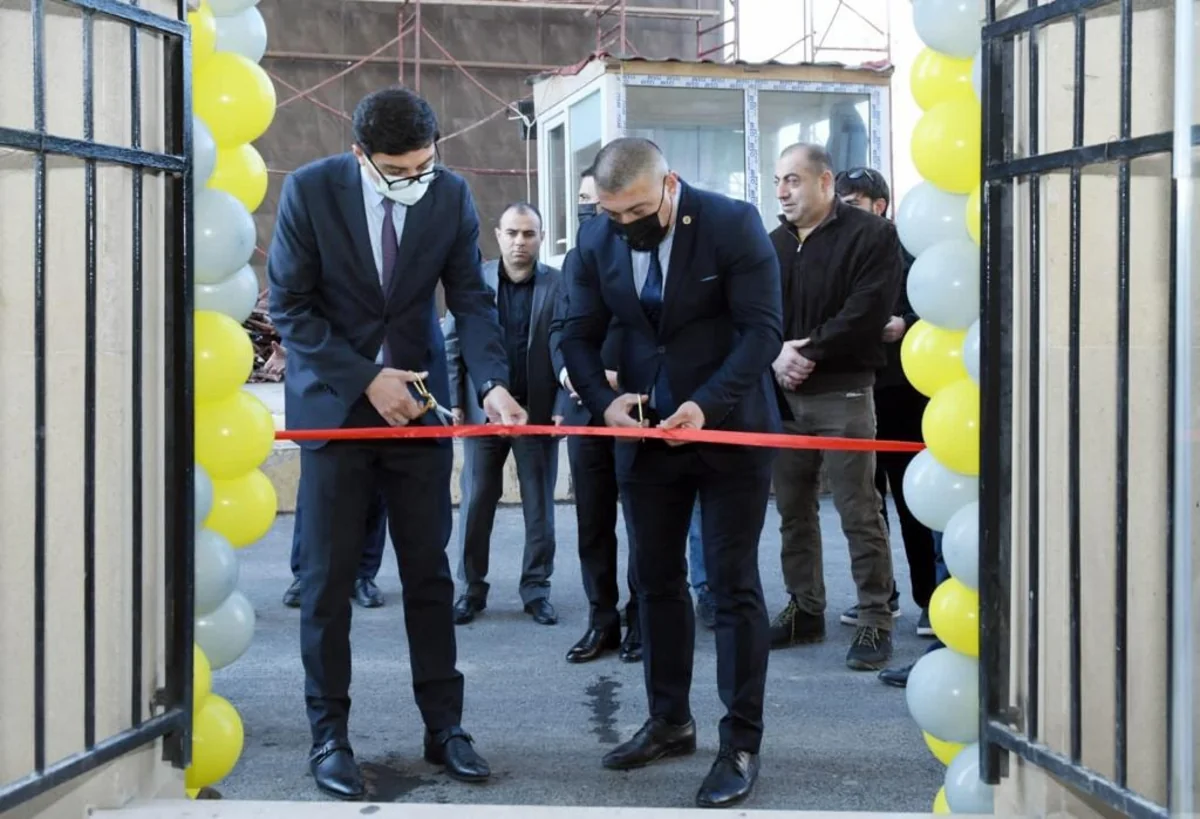 Fərid Qayıbov bazanın açılışında iştirak edib, şəhidin atasına plaket verib
