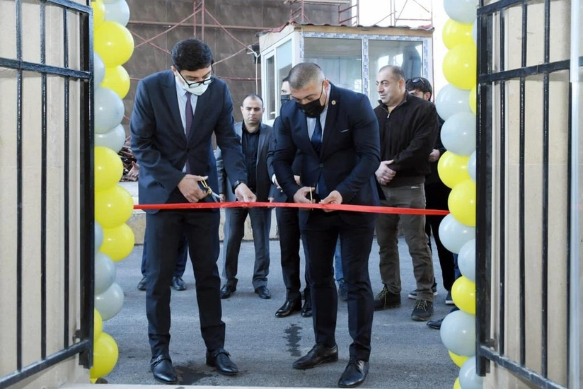 Fərid Qayıbov bazanın açılışında iştirak edib, şəhidin atasına plaket verib