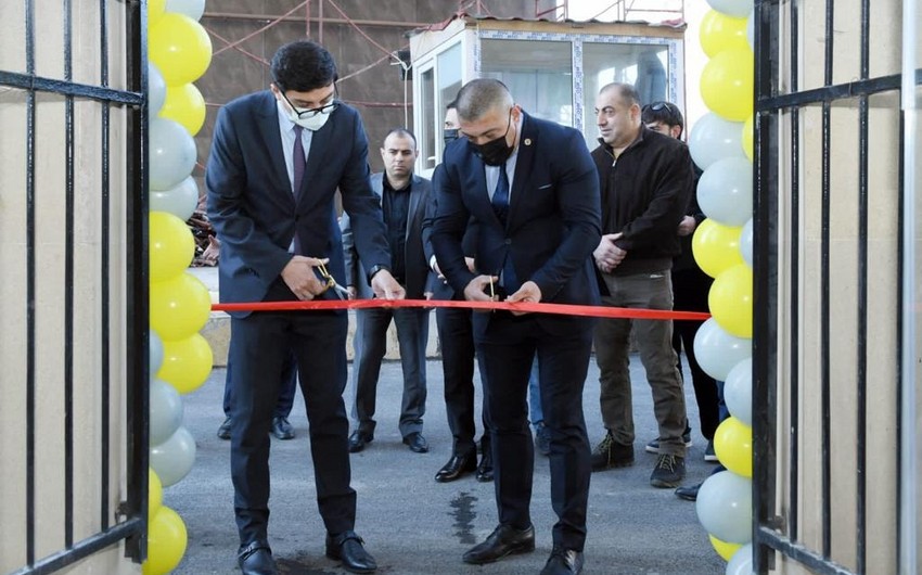 Fərid Qayıbov bazanın açılışında iştirak edib, şəhidin atasına plaket verib