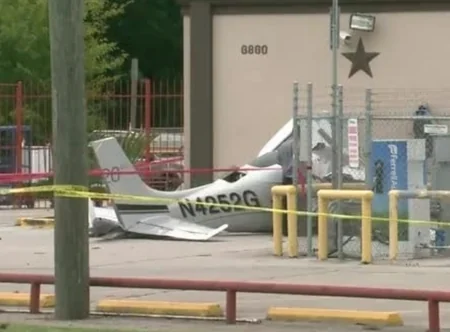 ​Texasda təyyarə avtomobilin üzərinə düşüb, 3 nəfər ölüb