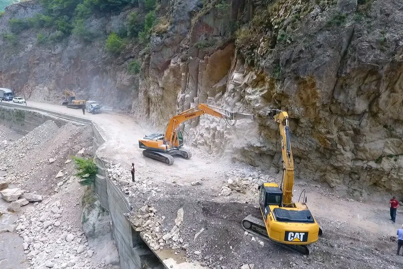 Turizm imkanlarını genişləndirən yolun yenidən qurulması yekunlaşır