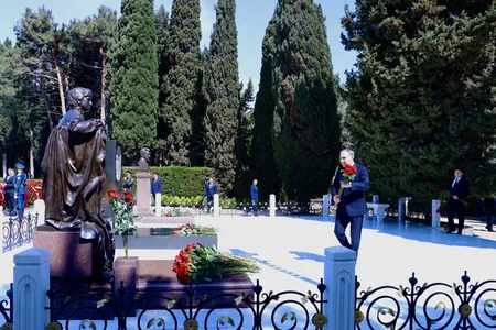 Prokurorluq əməkdaşları Fəxri xiyabanda Ulu Öndərin xatirəsini yad edib