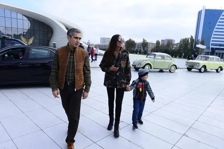 Bakıda Dövlət Bayrağı Günü münasibətilə klassik avtomobillərin paradı keçirilib - FOTOREPORTAJ