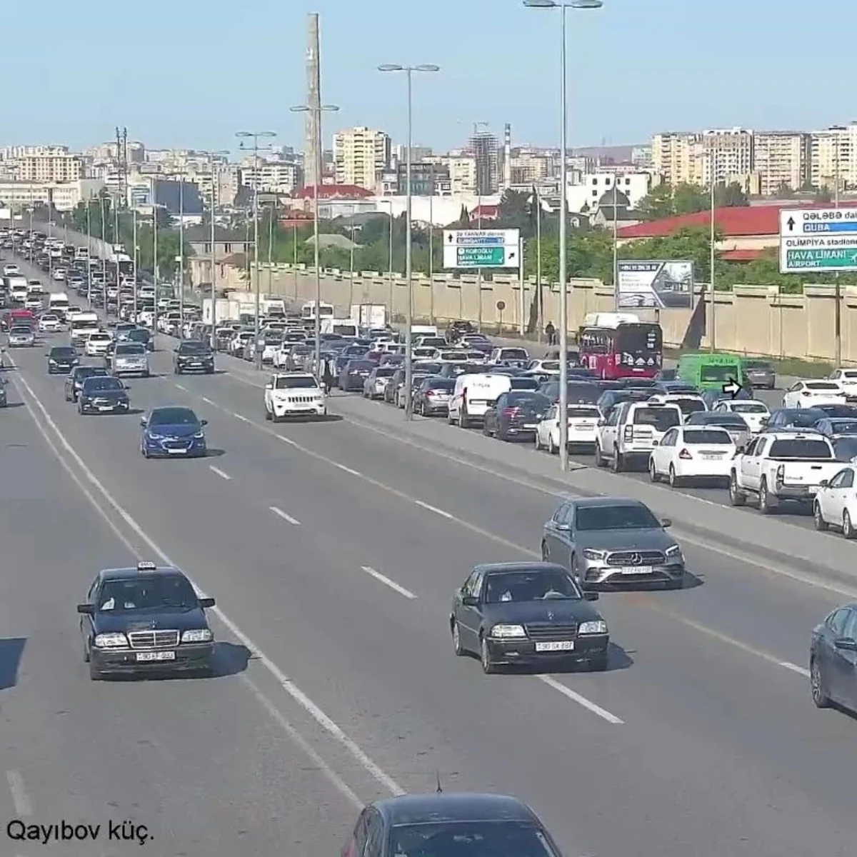 Bakının bir sıra yollarında tıxac yaranıb - SİYAHI