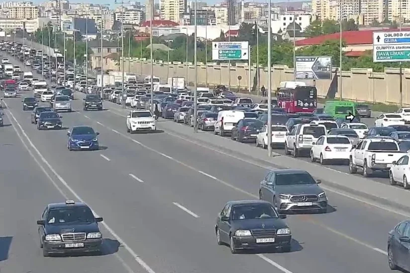 Bakının bir sıra yollarında tıxac yaranıb - SİYAHI