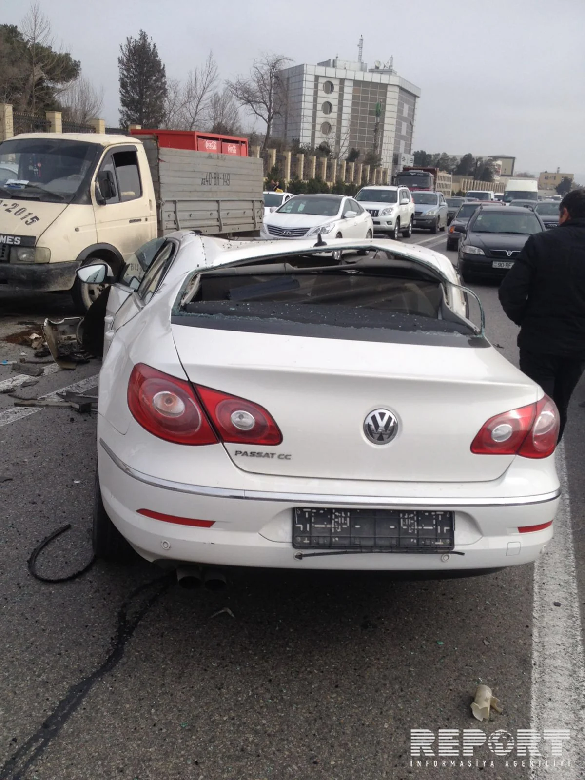 ​Bakıda Passat minik və yük avtomobilinə çırpılıb, yaralanan var - FOTO