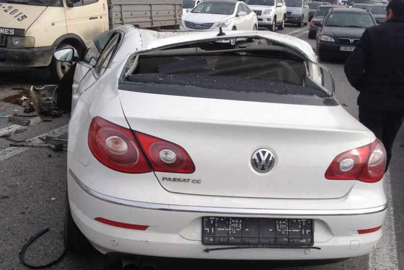​Bakıda Passat minik və yük avtomobilinə çırpılıb, yaralanan var - FOTO
